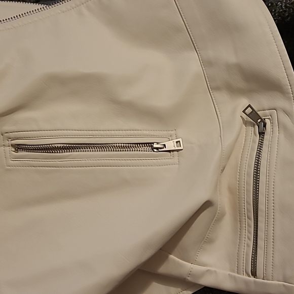 Levis White Faux Leather Jacket - Picture 7 of 8